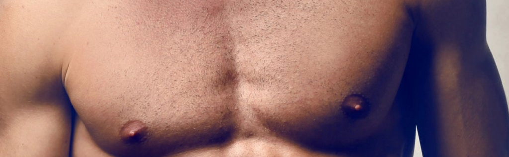 A close up of the back of a man 's torso.